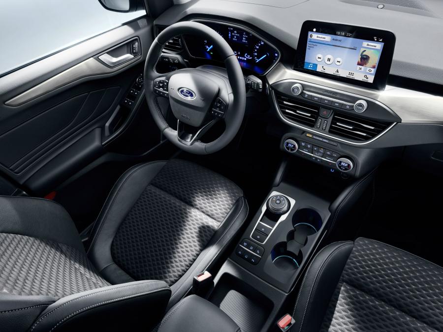 Интерьер Ford Focus Titanium Turnier 2018 года  (WW) (фото 4 из 31)